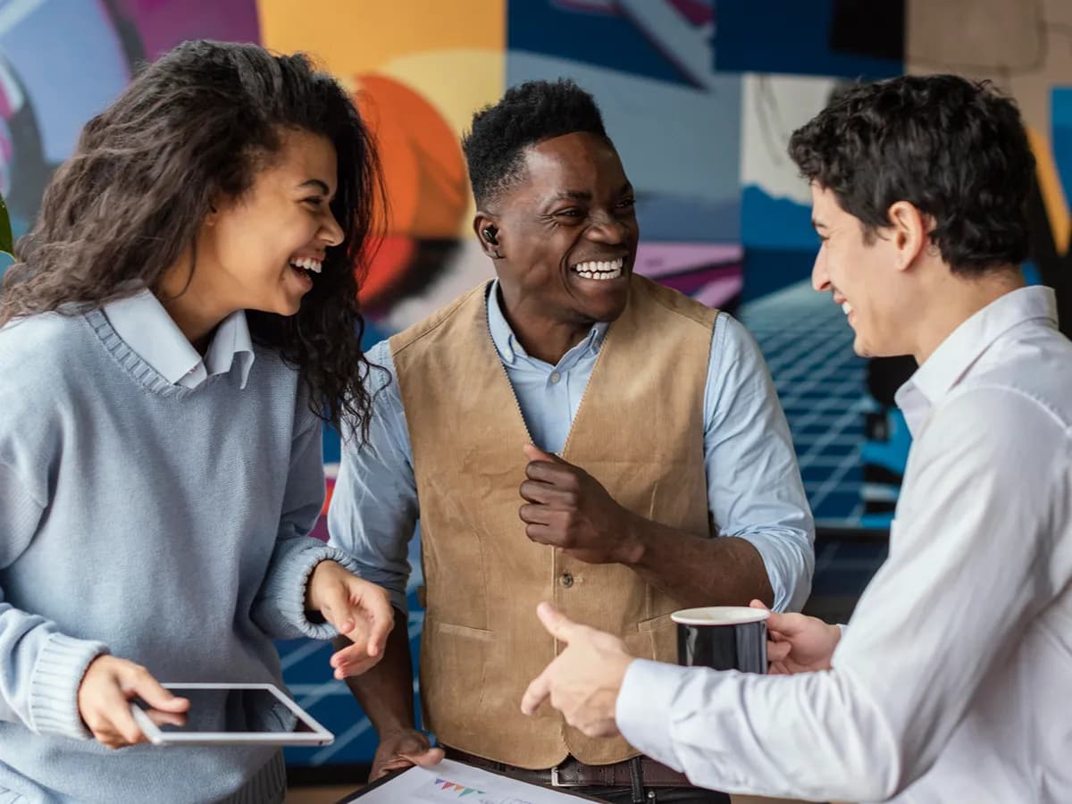 smiley-coworkers-office-conversing